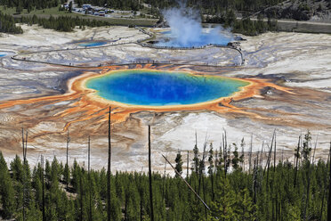 USA, Yellowstone-Nationalpark, Unteres Geysirbecken, Mittleres Geysirbecken, Große Prismatische Quelle, Blick von oben - FOF008064