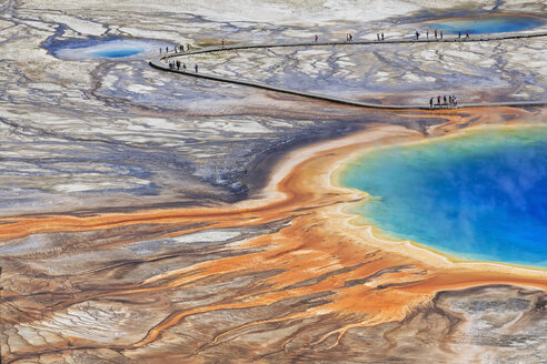 USA, Yellowstone-Nationalpark, Unteres Geysirbecken, Mittleres Geysirbecken, Große Prismatische Quelle, Blick von oben - FOF008065