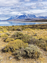 Chile, Cordillera del Paine, Blick auf den Sarmiento See und die Torres del Paine im Hintergrund - STSF000728