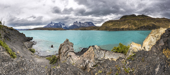 Chile, Cordillera del Paine, Blick auf den Pehoe See und die Torres del Paine im Hintergrund - STSF000730