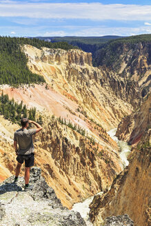 USA, Wyoming, Yellowstone-Nationalpark, Blick auf den Yellowstone River, Tourist auf dem Weg zum Grand Canyon of the Yellowstone - FOF008073