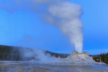 USA, Wyoming, Yellowstone-Nationalpark, Oberes Geysirbecken, Ausbruch des Castle-Geysirs, blaue Stunde - FOF008074