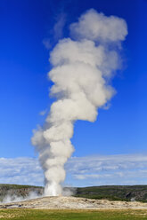 USA, Wyoming, Yellowstone National Park, Oberes Geysirbecken, Ausbruch des Old Faithful Geysirs - FOF008076