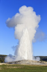 USA, Wyoming, Yellowstone National Park, Oberes Geysirbecken, Ausbruch des Old Faithful Geysirs - FOF008077