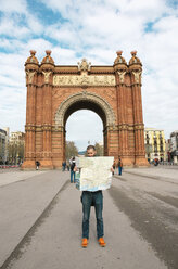 Spanien, Barcelona, Mann schaut auf Stadtplan vor Trymphalbogen - GEMF000181