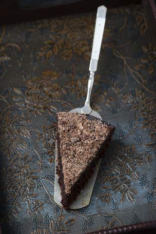 Stück Schokoladenkuchen auf einem Tortenheber, lizenzfreies Stockfoto