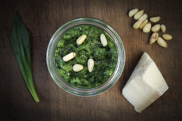 Homemade ramson pesto, parmesan, leaf and pine nuts on wood - EVGF001564