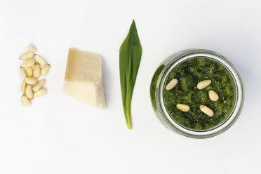 Homemade ramson pesto, parmesan, leaf and pine nuts on wood - EVGF001567