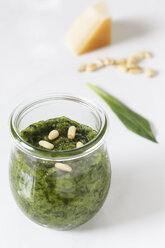 Homemade ramson pesto, parmesan, leaf and pine nuts on wood - EVGF001568