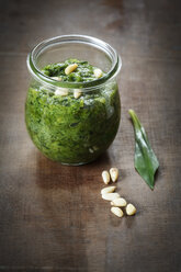 Homemade ramson pesto, leaf and pine nuts on wood - EVGF001570