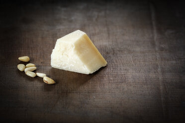 Parmesan und Pinienkerne auf Holz - EVGF001571