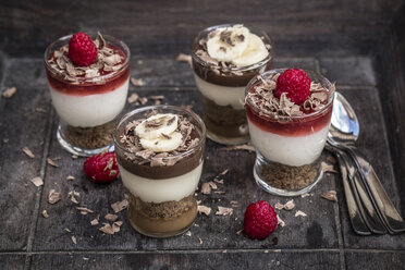 Desserts im Glas, Himbeer-Mascarpone und Spekulatius und Schokoladen-Bananen-Mascarpone und Spekulatius - SARF001661