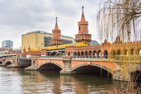 Deutschland, Berlin, Blick auf Oberbaumbrücke und Spree - VTF000409