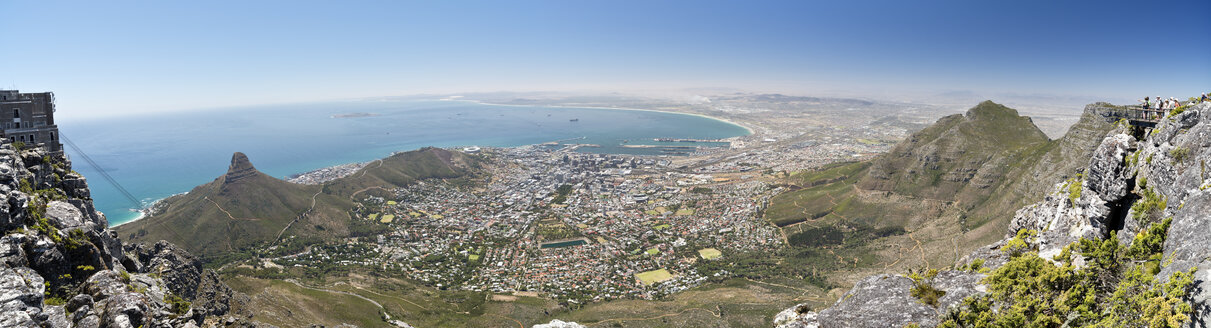 Südafrika, Panoramablick vom Gipfel des Tafelbergs auf Kapstadt - CLPF000085