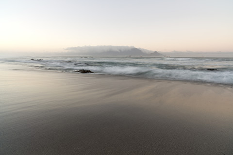 Südafrika, Kapstadt, Sonnenaufgang am Bloubergstrand, lizenzfreies Stockfoto