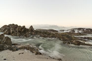 Südafrika, Kapstadt, Sonnenaufgang am Bloubergstrand - CLPF000071