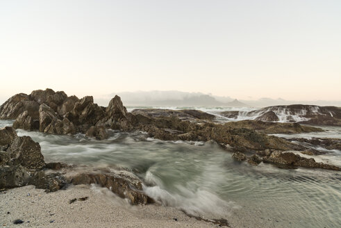 South Africa, Cape Town, sunrise at Bloubergstrand - CLPF000071