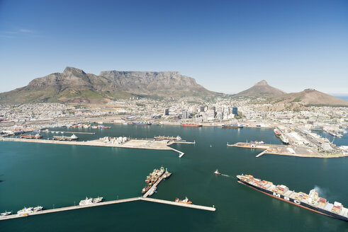 Südafrika, Luftaufnahme von Kapstadt mit Hafen - CLPF000084