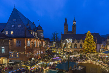 Deutschland, Niedersachsen, Goslar, Weihnachtsmarkt am Abend - PVCF000405