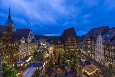 Deutschland, Niedersachsen, Hildesheim, Weihnachtsmarkt am Abend - PVCF000406