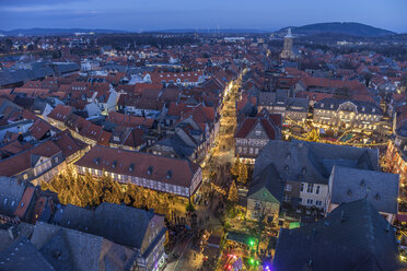 Deutschland, Niedersachsen, Goslar, Weihnachtsmarkt am Abend - PVCF000407