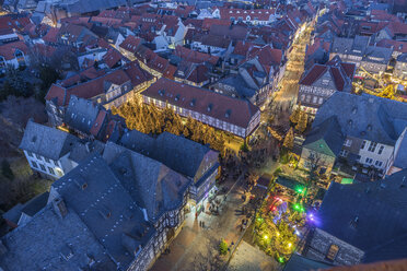 Deutschland, Niedersachsen, Goslar, Weihnachtsmarkt am Abend - PVCF000408