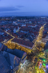 Deutschland, Niedersachsen, Goslar, Weihnachtsmarkt am Abend - PVCF000409