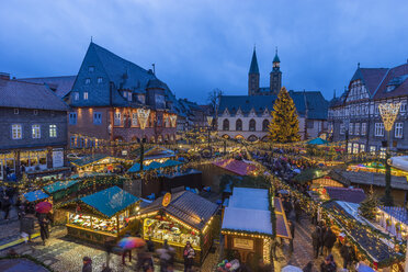 Deutschland, Niedersachsen, Goslar, Weihnachtsmarkt am Abend - PVCF000410