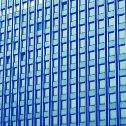 Deutschland, Düsseldorf, Fassade eines modernen Bürogebäudes - HOHF001320