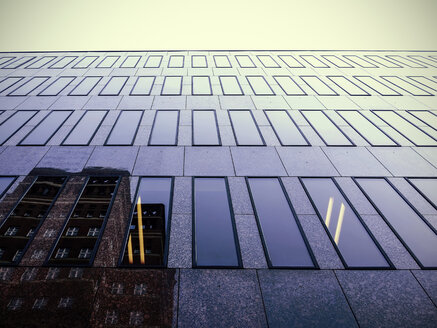 Deutschland, Düsseldorf, Fassade eines modernen Bürogebäudes mit Spiegelung eines anderen Gebäudes - HOHF001325