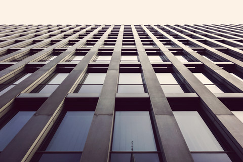 Deutschland, Düsseldorf, Fassade eines modernen Bürogebäudes, lizenzfreies Stockfoto