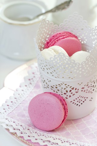 Macarons aus Kokos und Brombeeren, lizenzfreies Stockfoto