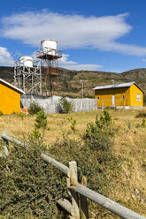 Chile, Torres del Paine National Park, Siedlung mit Wasserturm - STSF000741