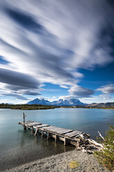 Chile, Torres del Paine National Park, kaputter Steg am Rio Paine - STSF000744