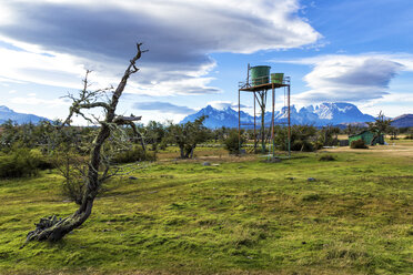 Chile, Torres del Paine National Park, Siedlung mit Wasserturm am Rio Paine - STSF000746
