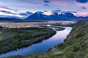 Chile, Torres del Paine National Park, Rio Paine bei Sonnenuntergang - STSF000747