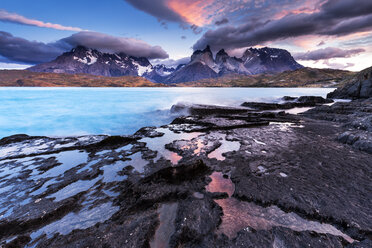 Chile, Torres del Paine National Park, Sonnenaufgang am Lago Pehoe - STSF000749