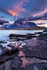 Chile, Torres del Paine National Park, Sonnenaufgang am Lago Pehoe - STSF000757