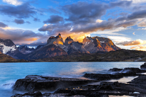 Chile, Torres del Paine National Park, Sonnenaufgang am Lago Pehoe - STSF000751