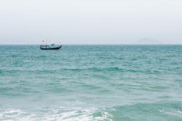 Vietnamese fishing boat, pacific ocean - LCF000004