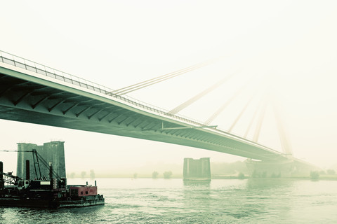 Deutschland, Wesel, Schrägseilbrücke im Nebel, lizenzfreies Stockfoto