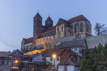 Deutschland, Sachsen-Anhalt, Quedlinburg, Kloster Quedlinburg am Abend - PVCF000400