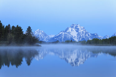 USA, Wyoming, Grand Teton National Park, Teton Range, Mount Moran, Oxbow Bend, Snake River in der Morgendämmerung - FOF008081