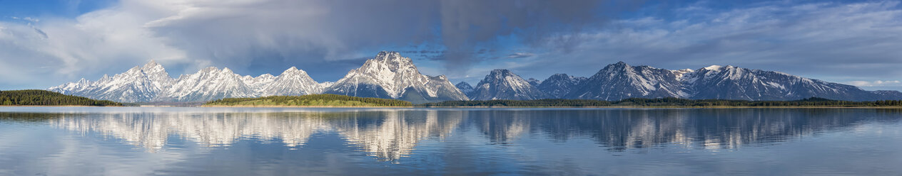 USA, Wyoming, Grand Teton National Park, Jackson Lake mit Teton Range, Mount Moran, Panorama - FOF008090
