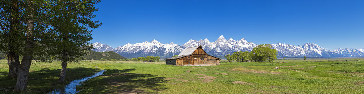 USA, Wyoming, Grand Teton National Park, Scheune vor der Teton Range - FOF008093