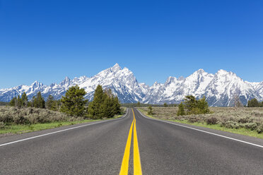 USA, Wyoming, Grand Teton National Park, Teton Range, Cathedral Group, Teewinot Mountain, Grand Teton und Mount Owen mit Straße - FOF008099