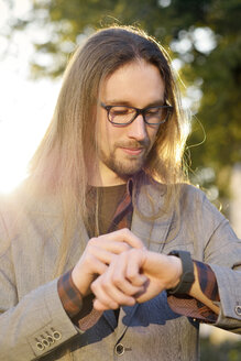 Langhaariger Hipster mit Smartwatch - BRF001189