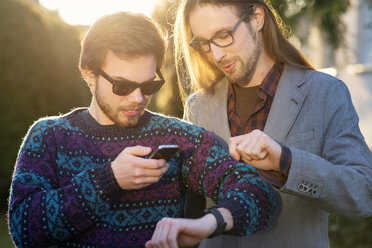 Zwei Hipster mit Smartwatch und Smartphone - BRF001191
