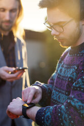 Zwei Hipster mit Smartwatch und Smartphone - BRF001195