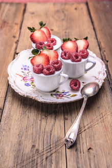 Dessert with raspberries and strawberries - VTF000411